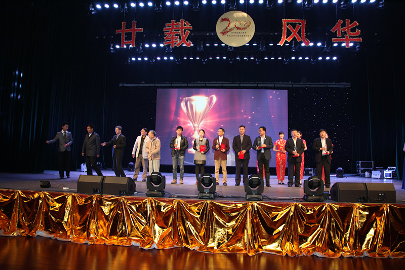 王伟、汪黎明、王肇基、何成康为正妹av
2013年度十大杰出校友颁奖.jpg